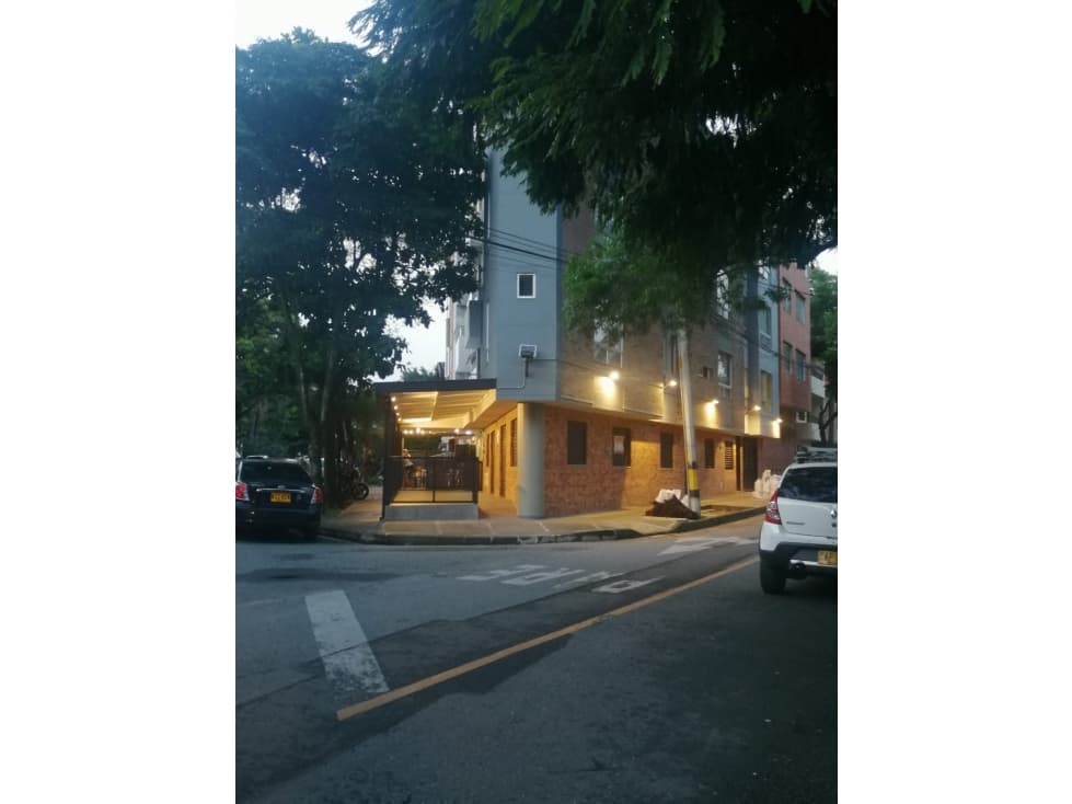 SE ARRIENDA LOCAL EN LAURELES - 1