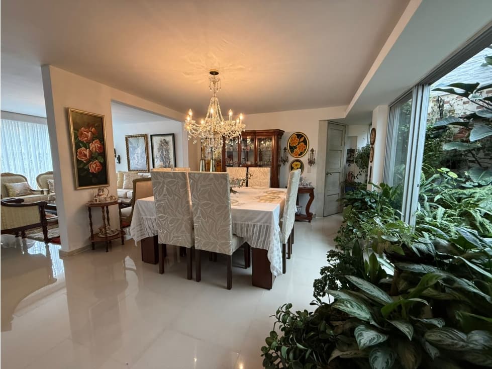 Casa comercial en arriendo sector Laureles con amplios espacios - 1