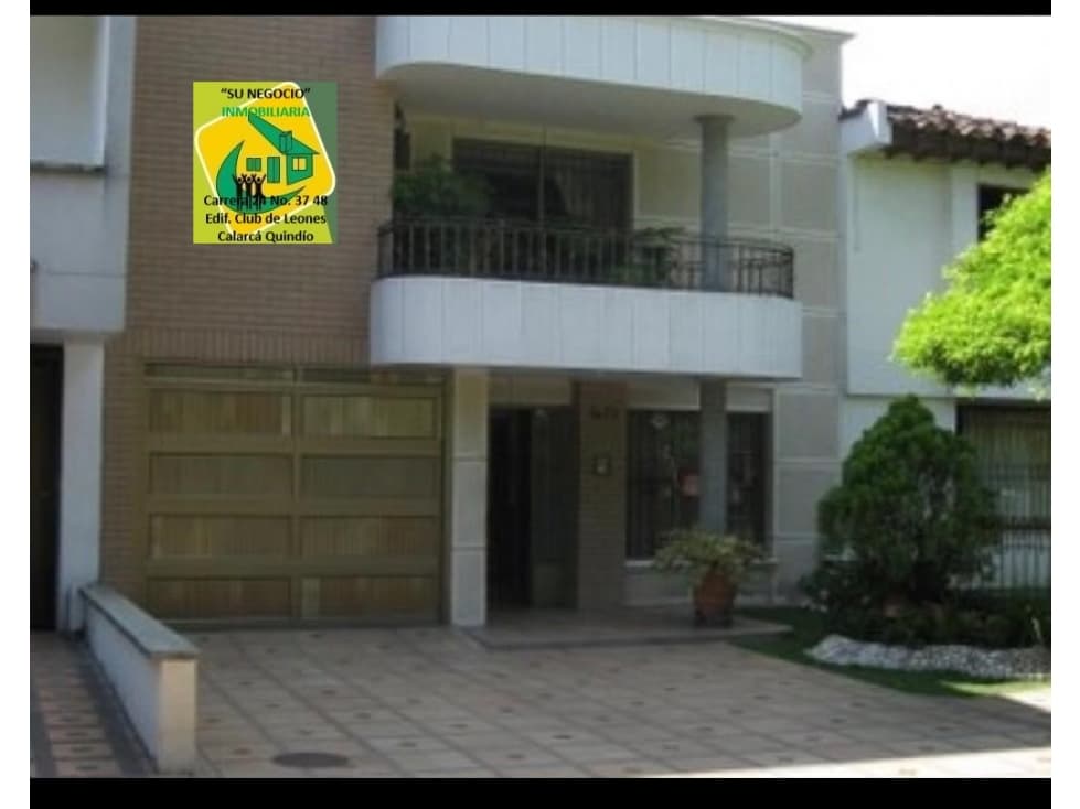 CASA CON DOS JARDINES INTERIORES Y MUEBLES EMPOTRADOS EN CEDRO CARTAGO - 1