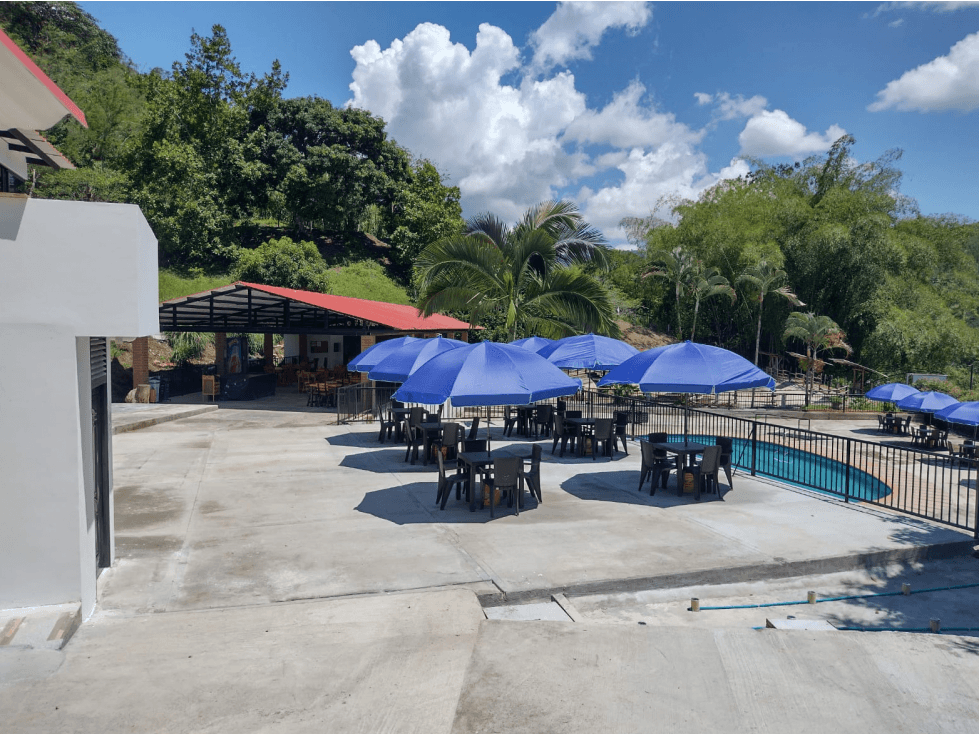 Vendo hermosa finca turistica a 06 kilometros de Marsella - 1