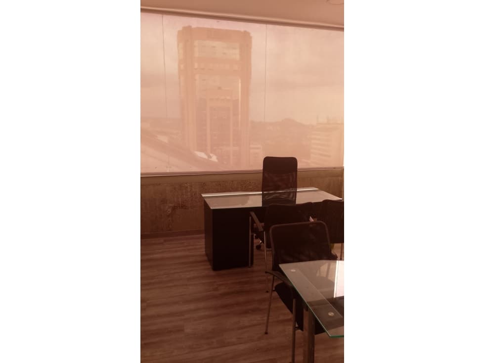 SE ARRIENDA ESPECTACULAR OFICINA AMOBLADA EN EL CENTRO - 1