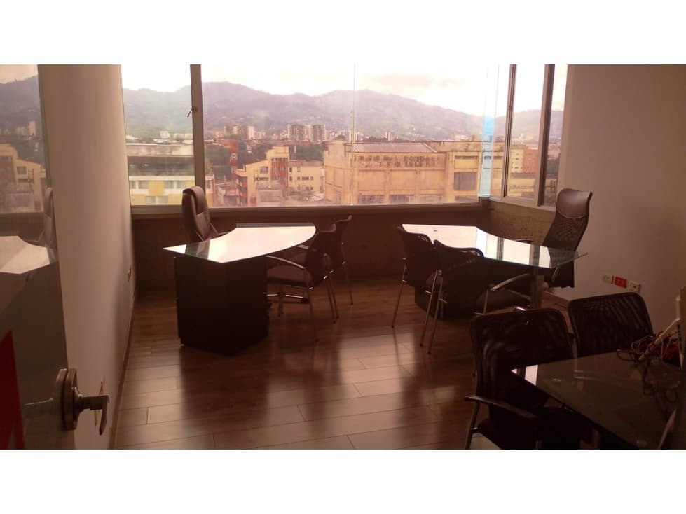 SE ARRIENDA HERMOSA OFICINA EN EL CENTRO CON MOBILIARIO - 1