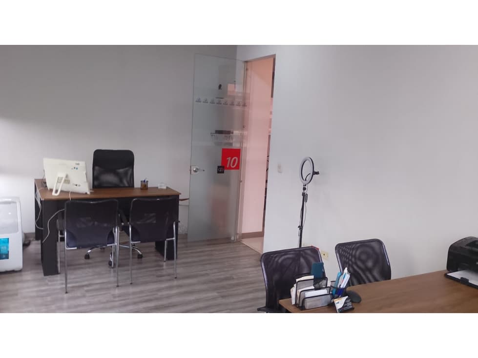 SE ARRIENDA OFICINA CON MOBILIARIO EN EL CENTRO - 1