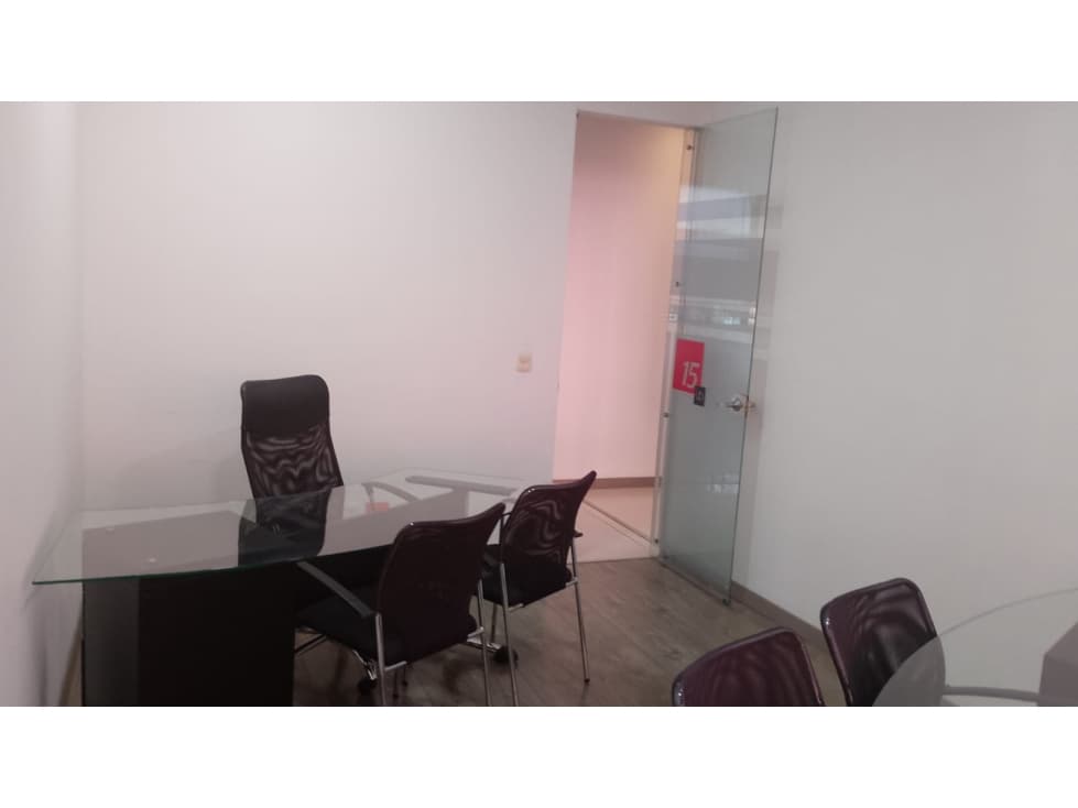 SE ARRIENDA OFICINA EN EL CENTRO CON MOBILIARIO - 1