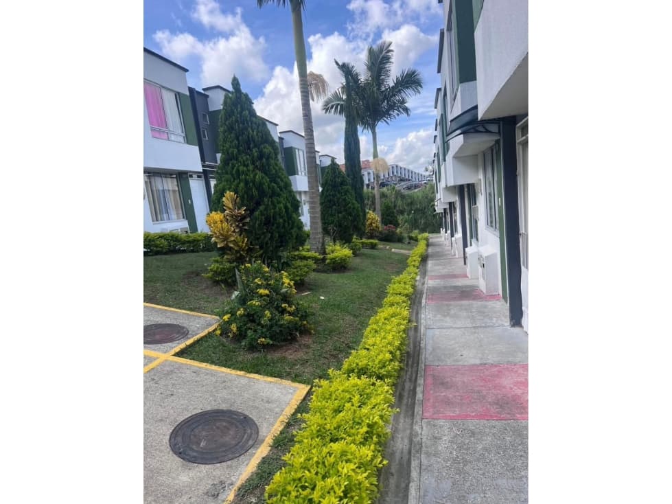 Se vende casa dúplex en conjunto con piscina - 1