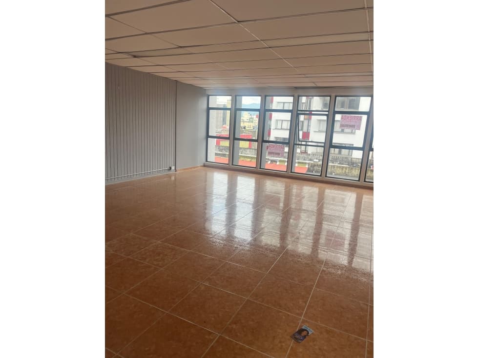 SE VENDE OFICINA EN LA PLAZA DE BOLIVAR CON ASCENSOR - 1