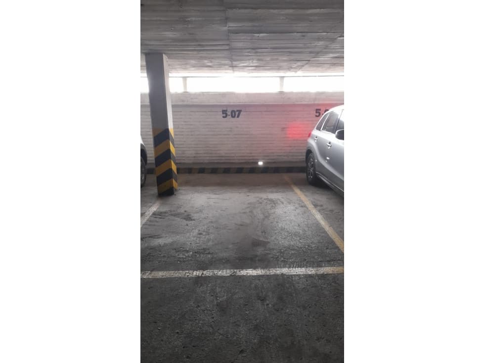 SE VENDEN PARQUEADEROS EN EL CENTRO CERCA A LA PLAZA DE BOLIVAR - 1