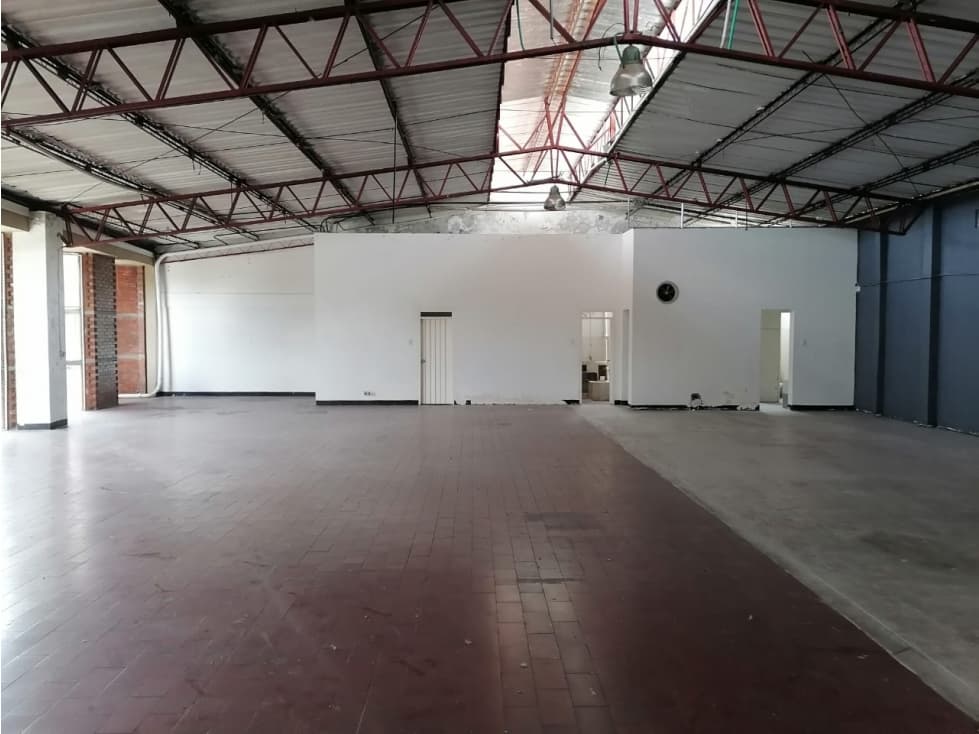 ¡Se arrienda amplia bodega, Av del río, Pereira! - 1