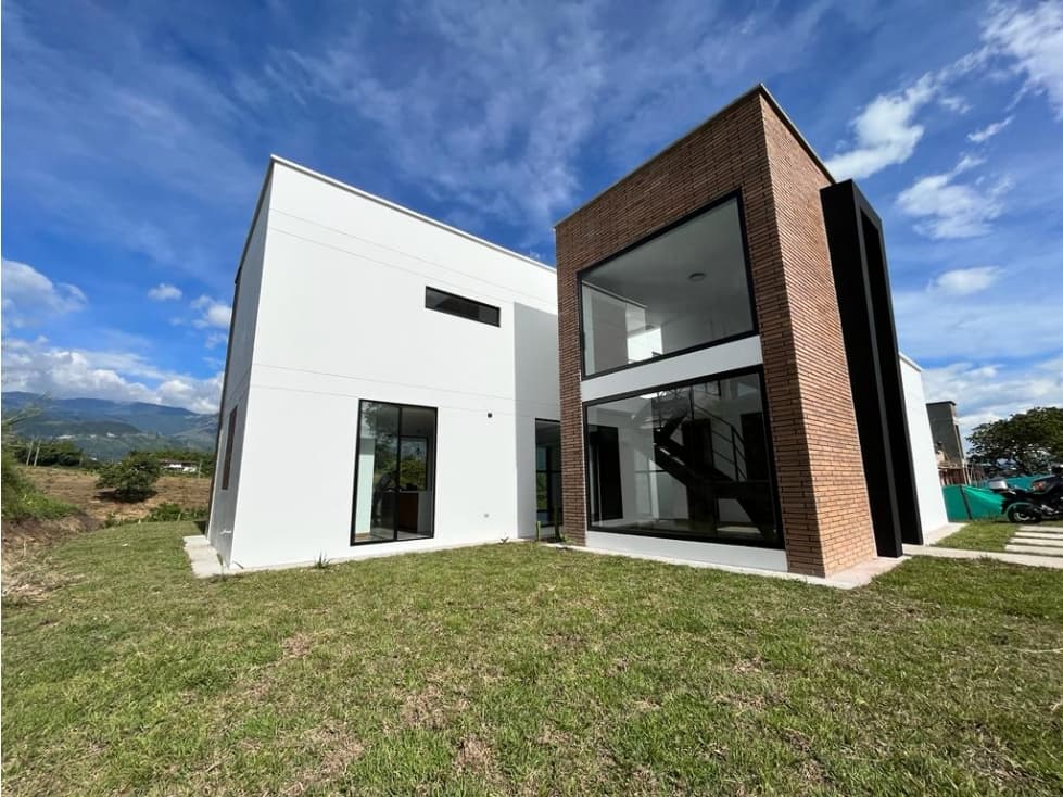 SE ARRIENDA CASA CAMPESTRE UBICADA EN CALARCA - 1