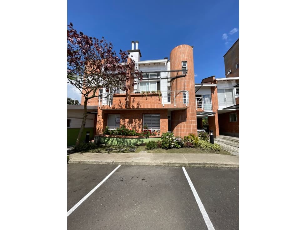 Casa disponible para Arriendo tradicional en el Retiro. - 1