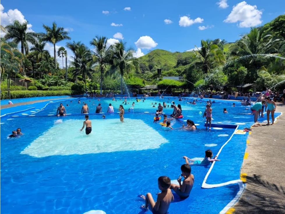 Se Vende Finca-Hotel en Alcala Valle - 1