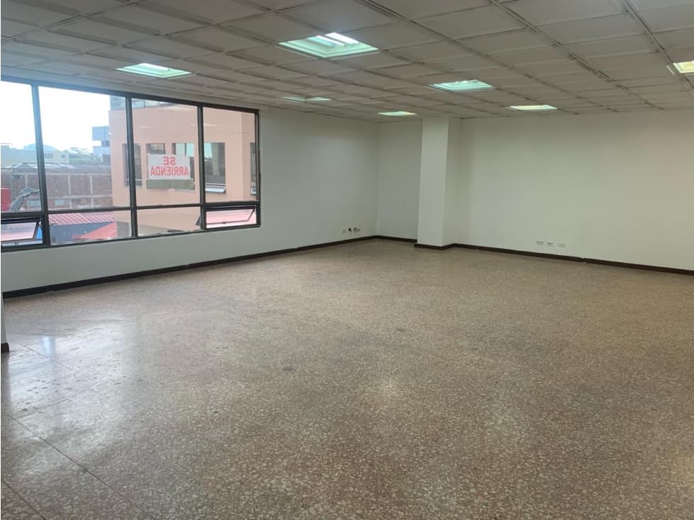 ALQUILO AMPLIA OFICINA CERCA AL PARQUE BOLIVAR - 1