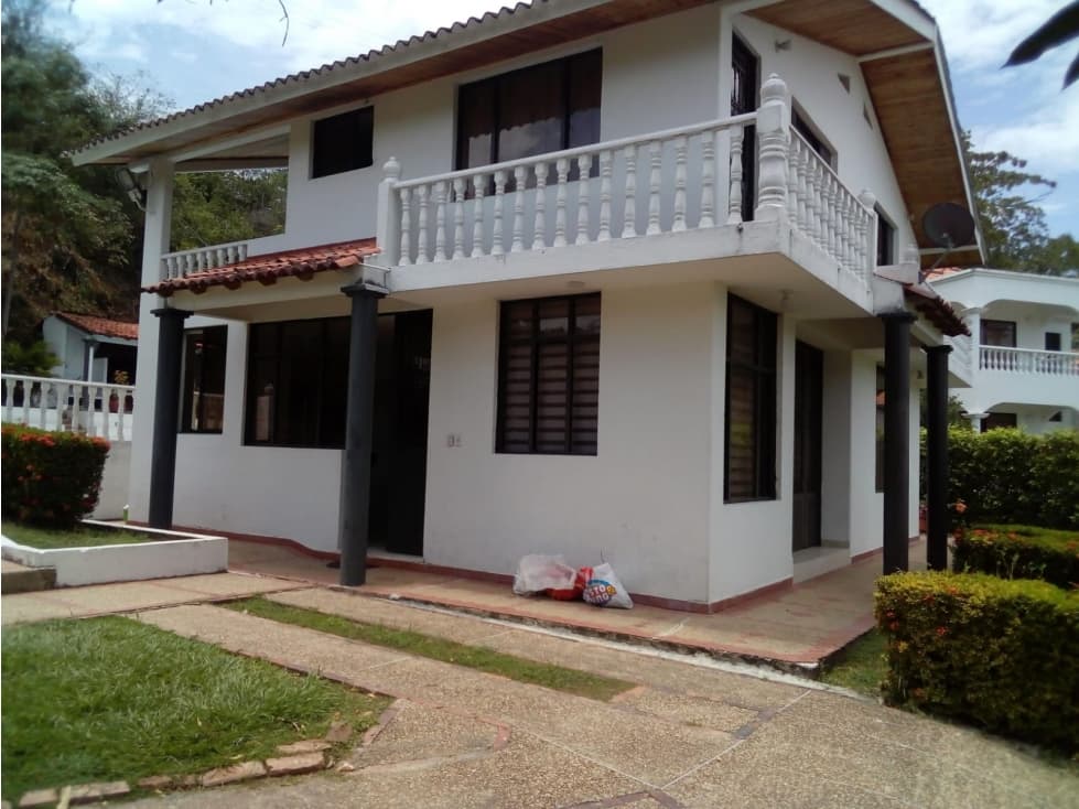 VENTA CASA DE VERANO CONDOMINIO IMPERIO CARMEN DE APICALA 250 M2 - 1