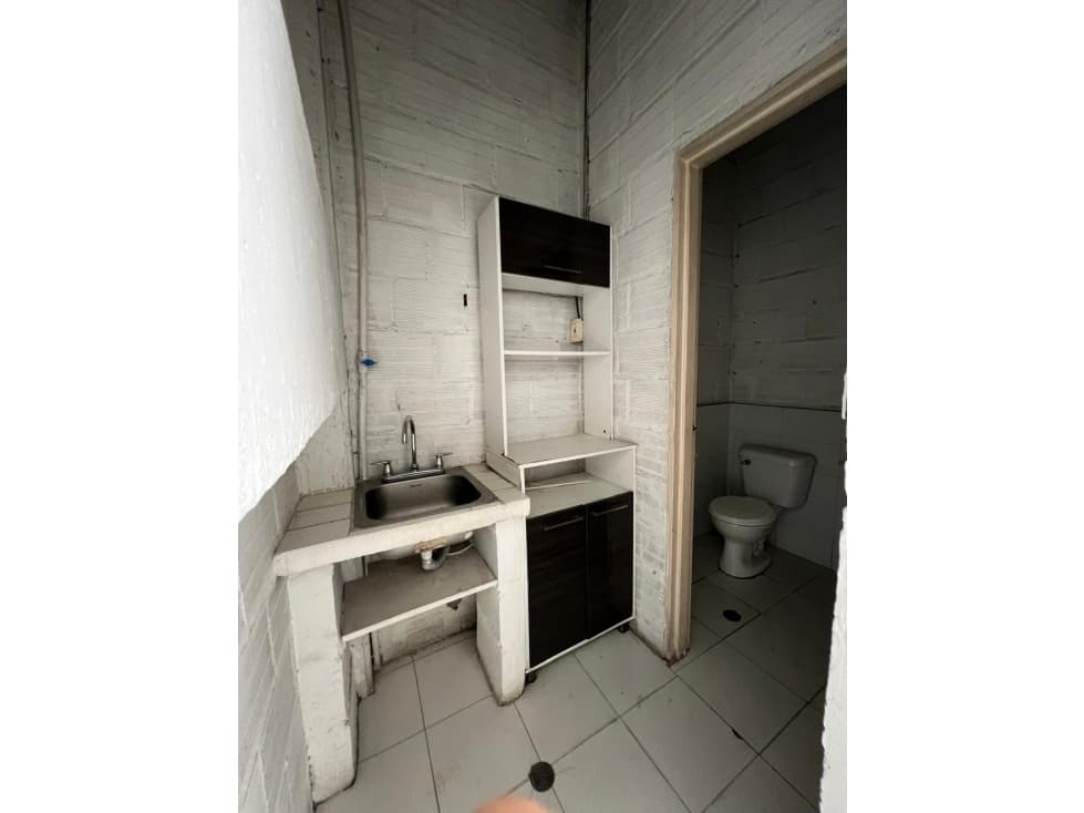 SE ALQUILA BODEGA EN BELMONTE SOBRE LA AV 30 AGOSTO - 1