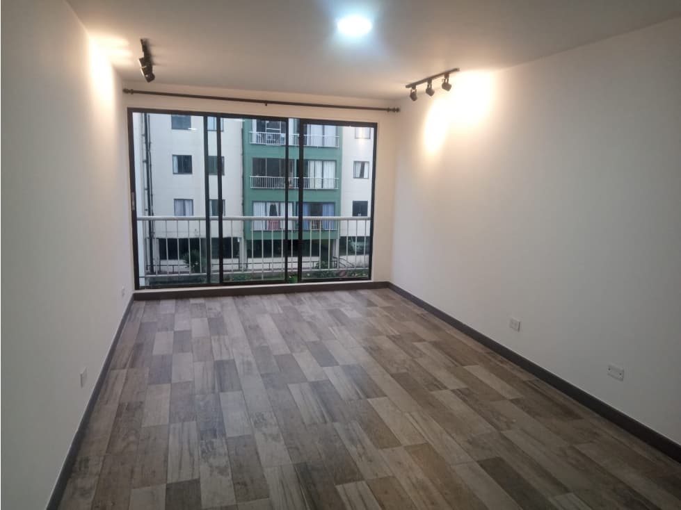 VENDO AMPLIO APARTAMENTO EN LA CIRCUNVALAR PARQUEADERO CUBIERTO - 1