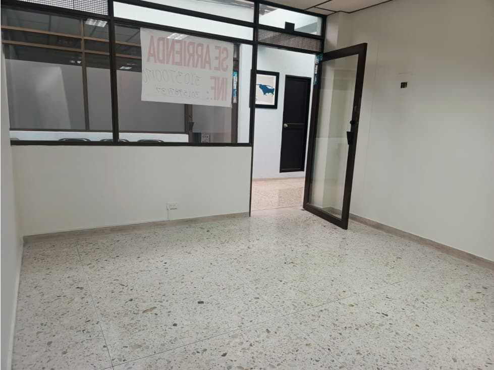 SE ARRIENDA OFICINA EN EL CENTRO - 1