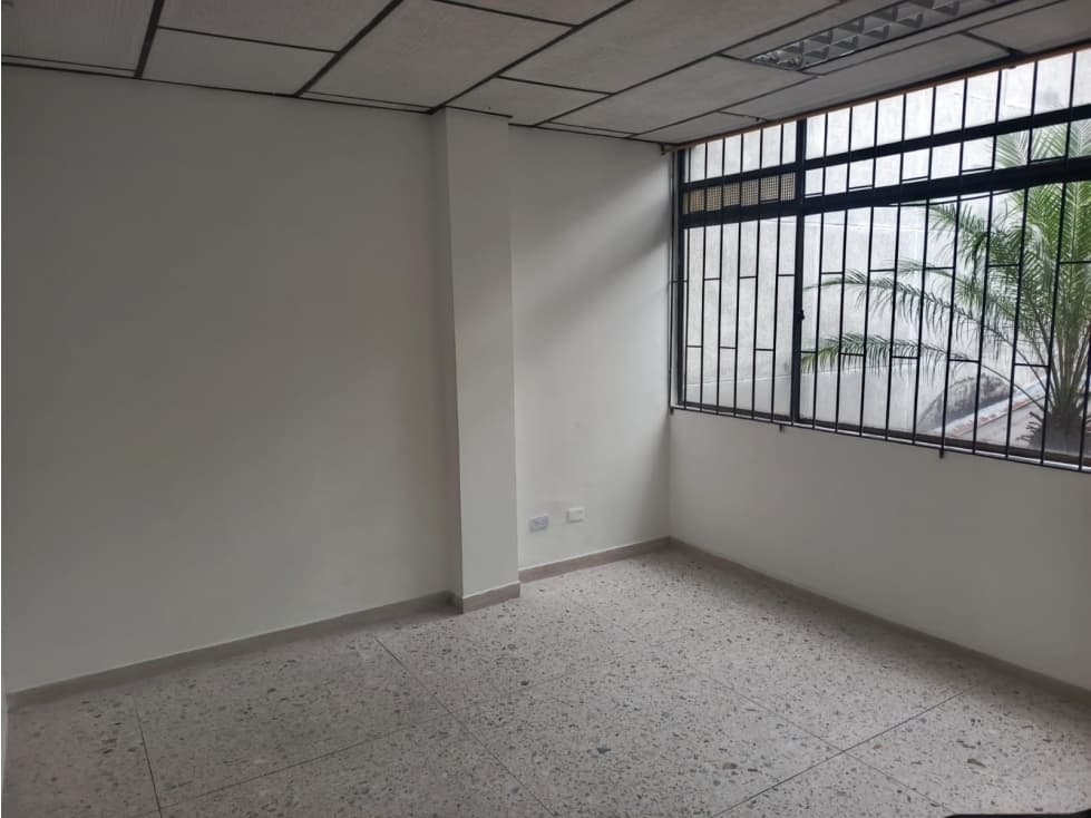 SE ARRIENDA OFICINA EN EL CENTRO - 1