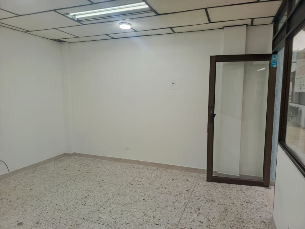 SE ARRIENDA OFICINA EN EL CENTRO - 1