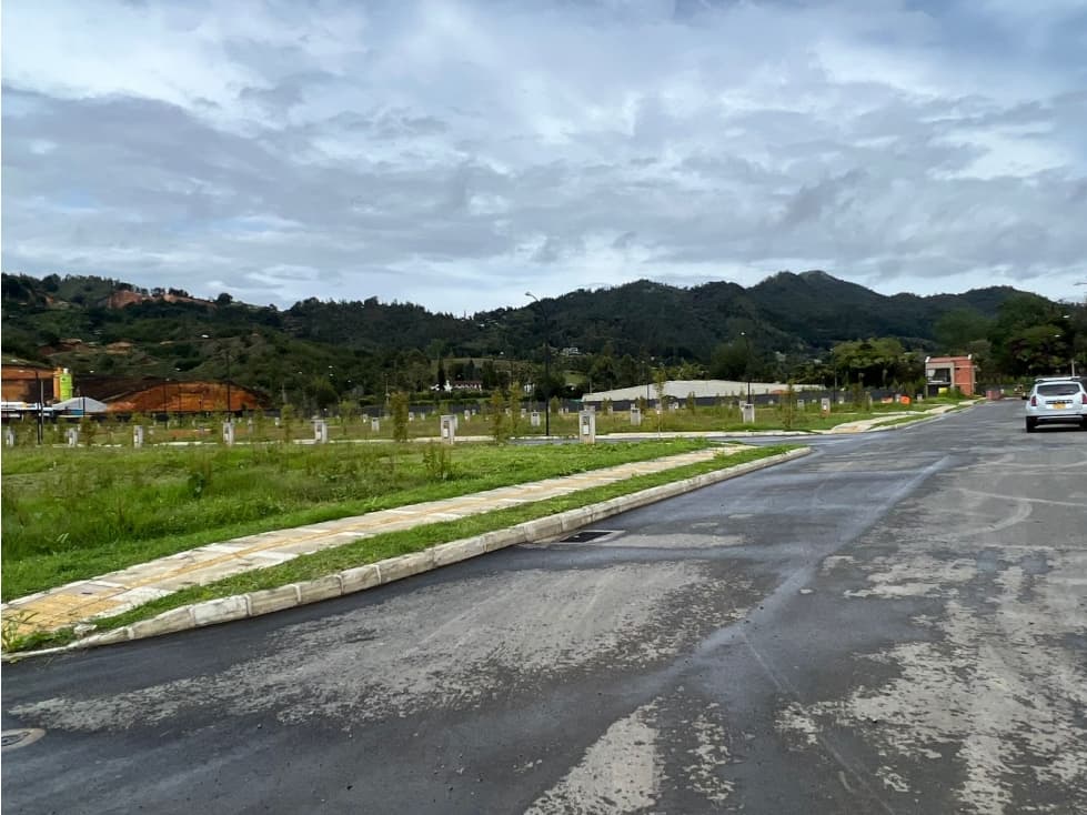 LOTE RESIDENCIAL EN UNIDAD CERRADA EN LA CEJA - 1