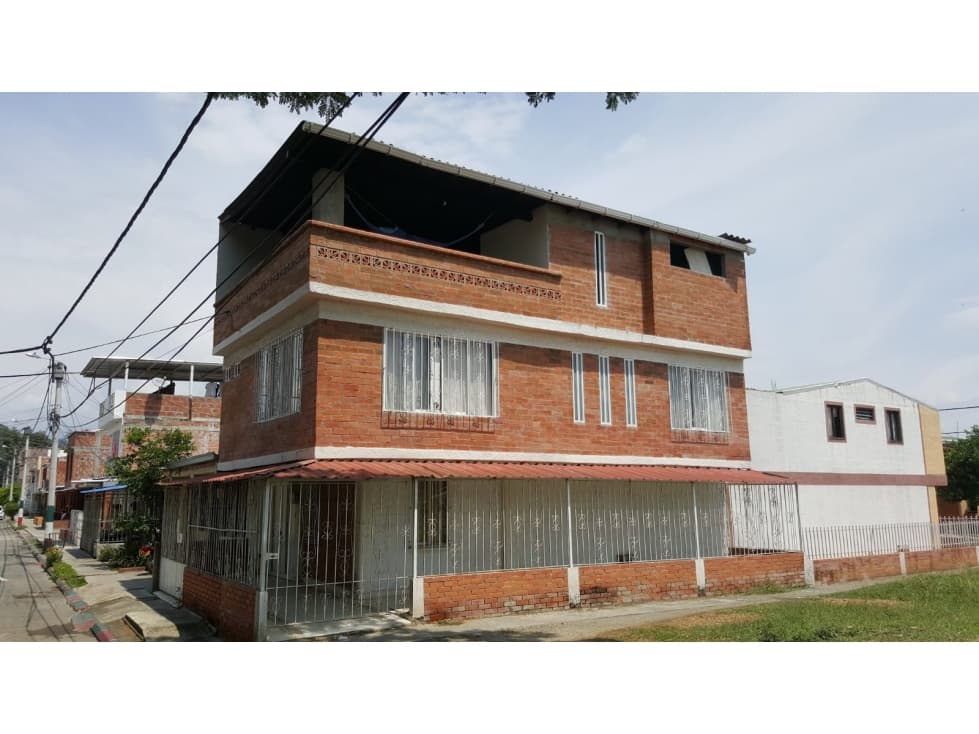 CASA ESQUINERA EN EL SEMBRADOR EXCELENTE PUNTO EN VENTA, PALMIRA - 1