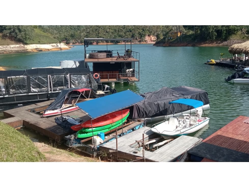 Local Vitrina Comercial en arriendo en.Guatape Antioquia. - 1