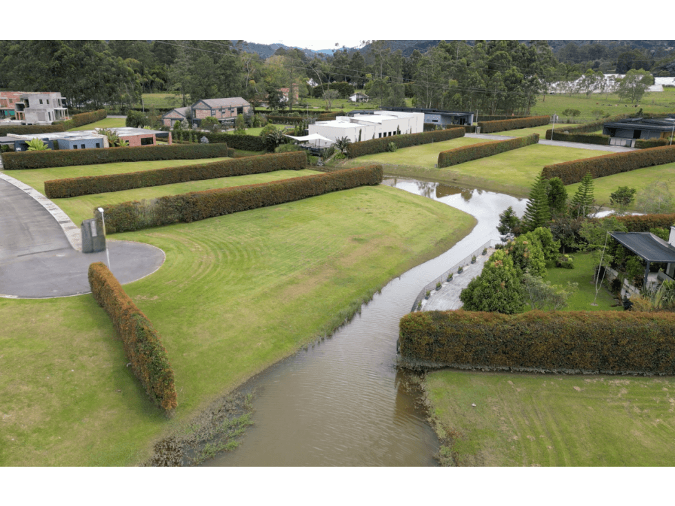 Lote en Llanogrande en Condominio Al lado de la carretera Principal - 1