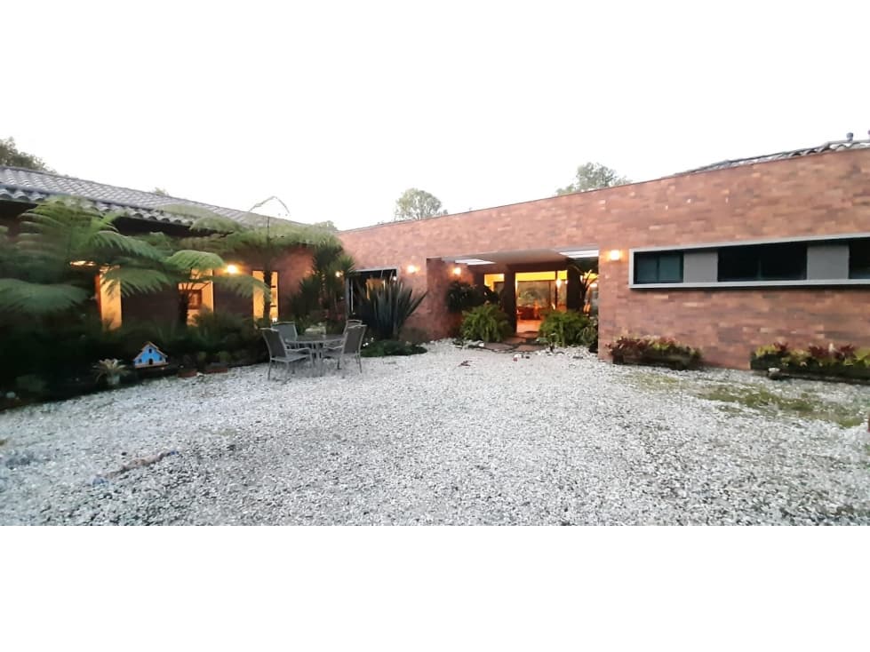 VENTA ARRIENDO CASA ESPECTACULAR EN LLANOGRANDE INMERSA EN NATURALEZA - 1