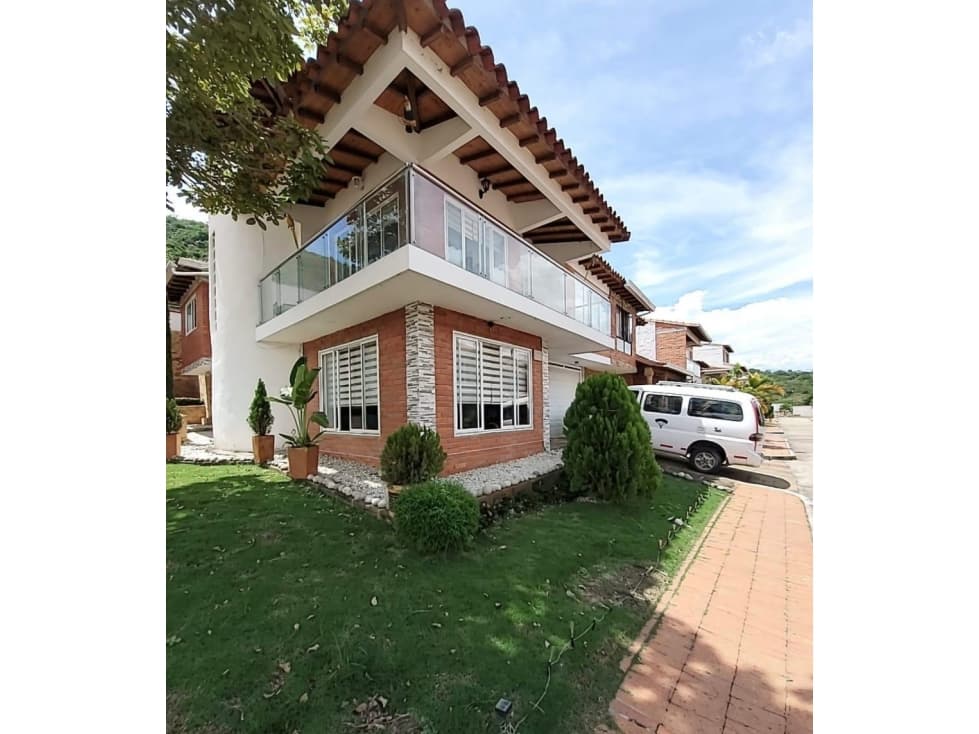 Casa tipo finca en venta en Carmen de Apicalá Con piscina y zona BBQ - 1