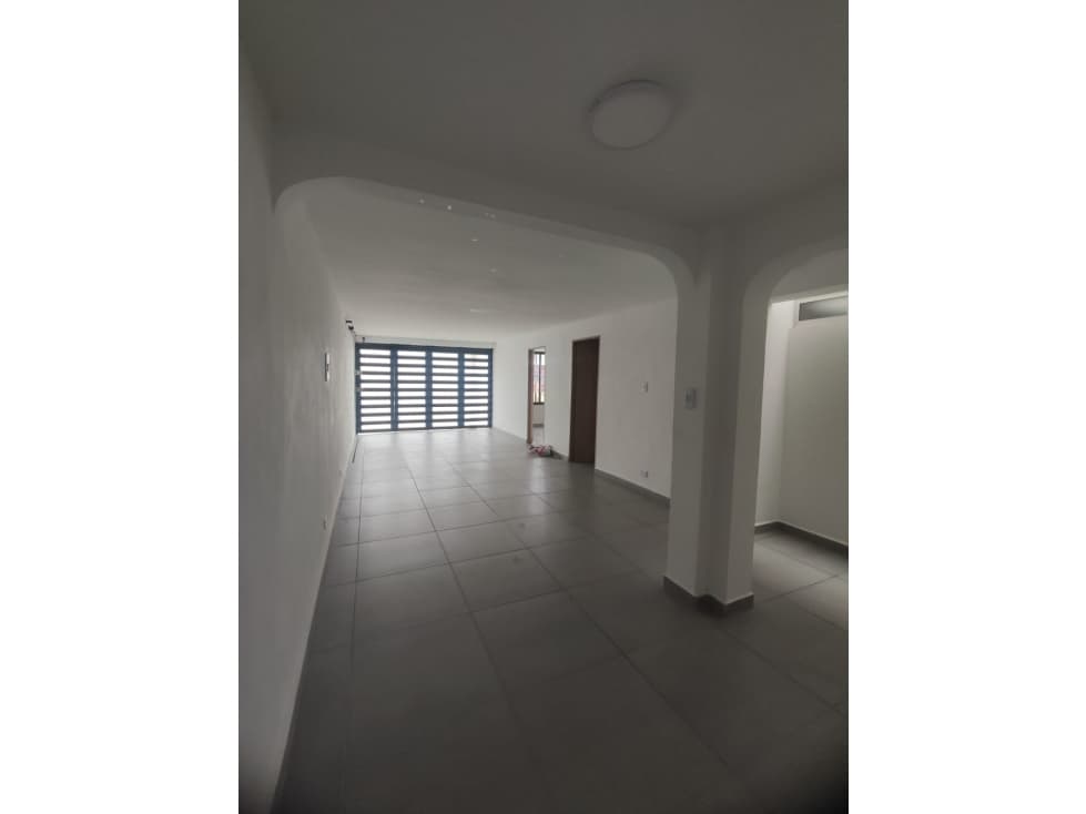 SE ARRIENDA EXCELENTE CASA EN CHIPRE - 1