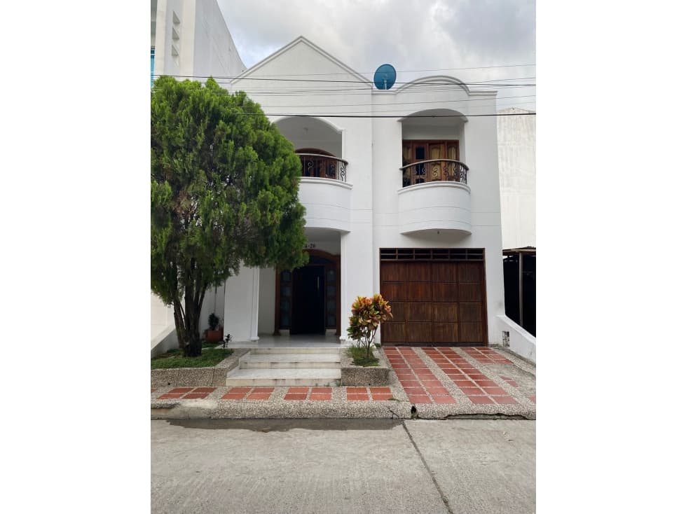 CASA DE TRES PISOS EN VENTA EN SECTOR NORTE DE MONTERIA - 1