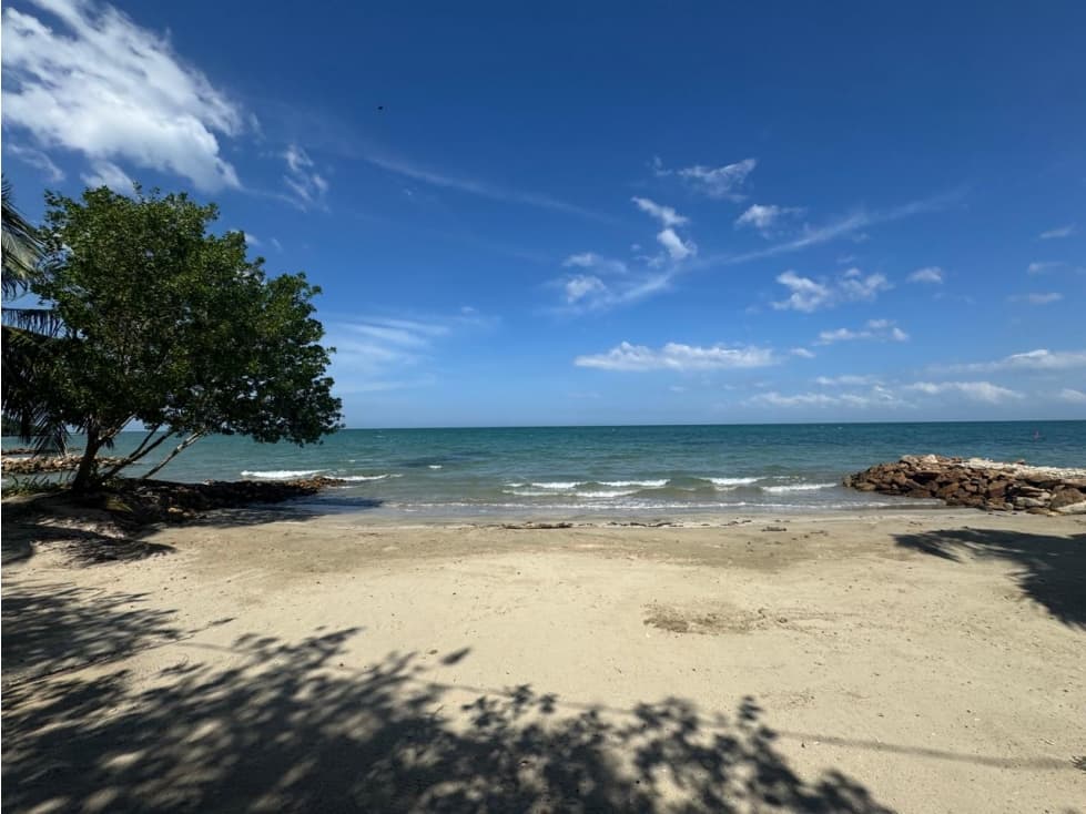 CABAÑA A 10 METROS DEL MAR EN VENTA EN COVEÑAS - SUCRE - 1