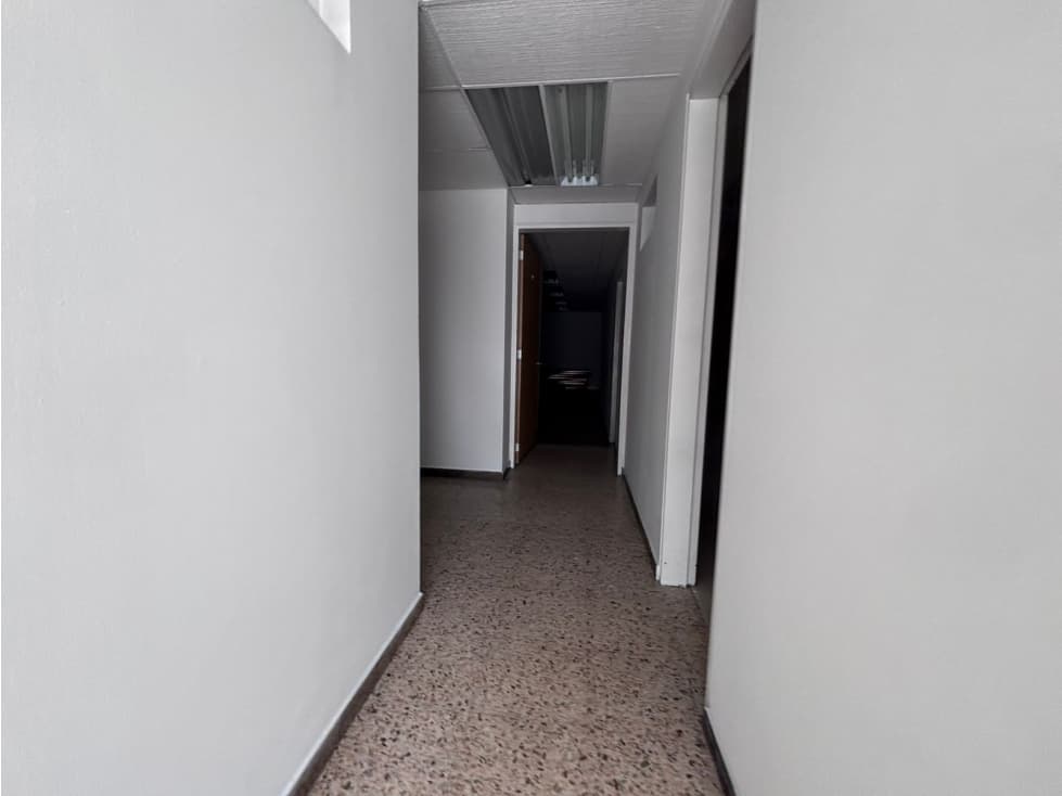 SE ARRIENDA LOCAL CON OFICINAS EN ENGATIVA - 1