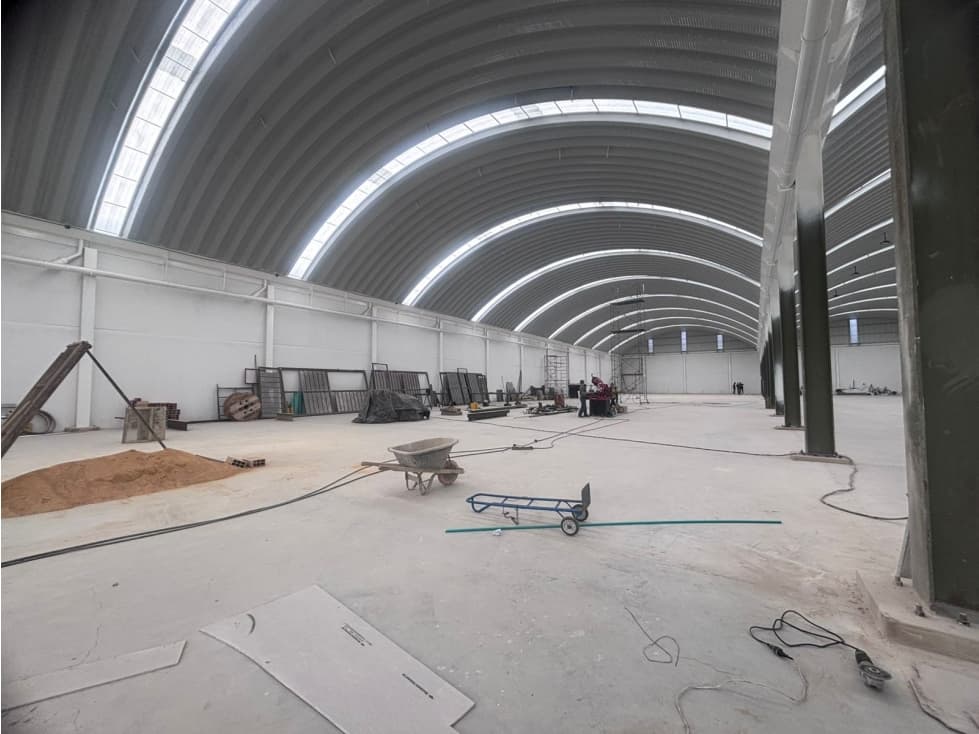 SE ARRIENDA BODEGA EN SIBERIA - COTA - 1