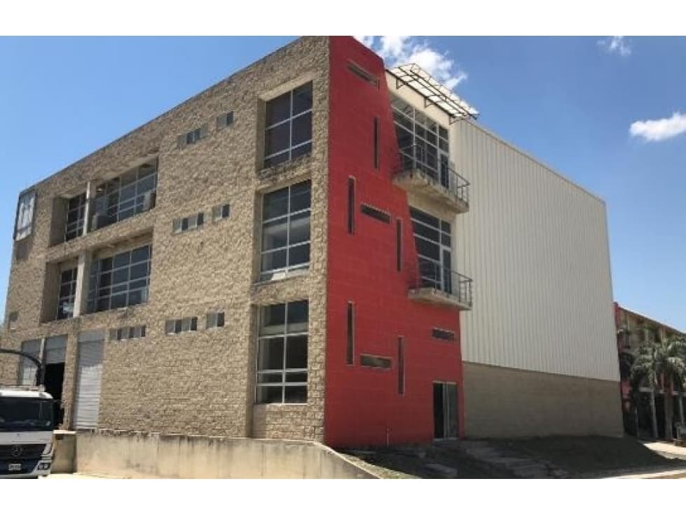 SE VENDE - ARRIENDA BODEGA EN CARTAGENA - 1