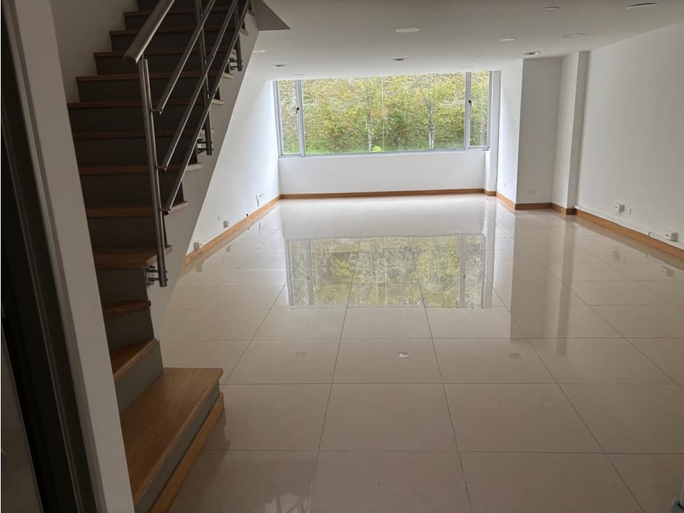 Vendo Aparta-oficina en alto de palmas - Mall Indiana - 1