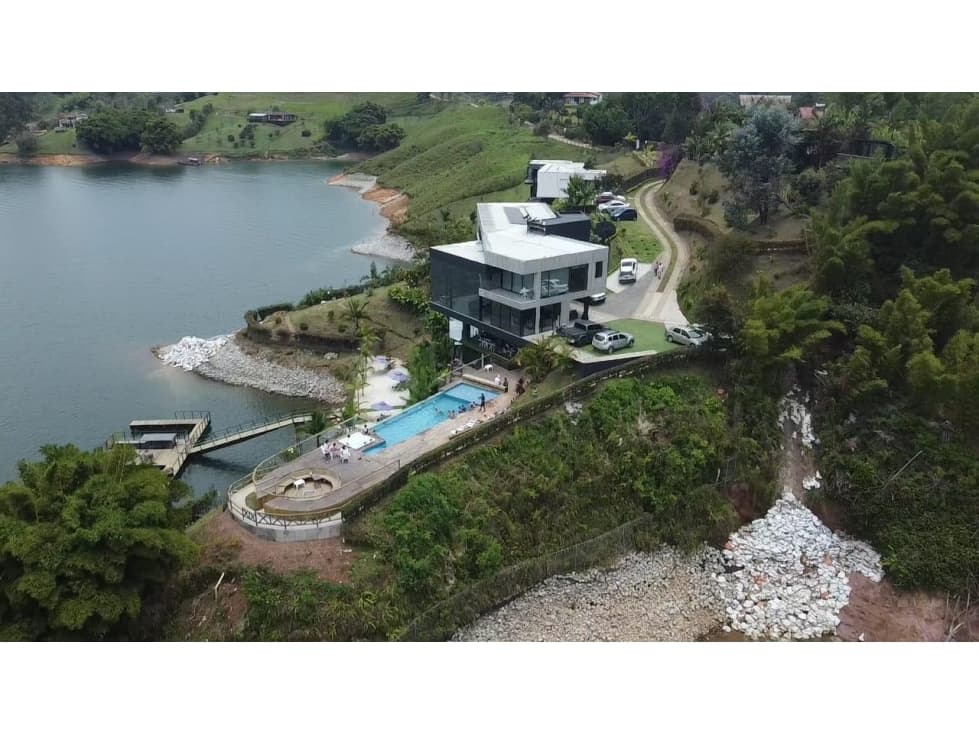 VENDO CASA DE LUJO EN GUATAPÉ con acceso al embalse. - 1