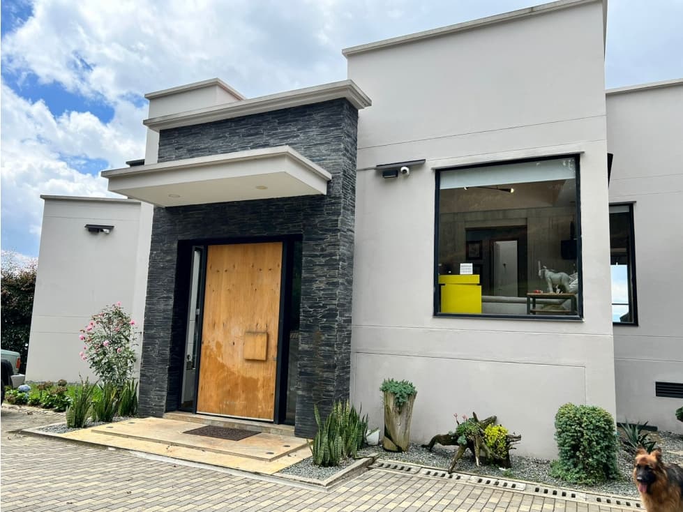 Venta Hermosa Casa en la Estrella - 1