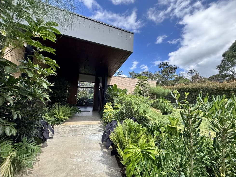 Lujo contemporáneo en una residencia rodeada de naturaleza - 1