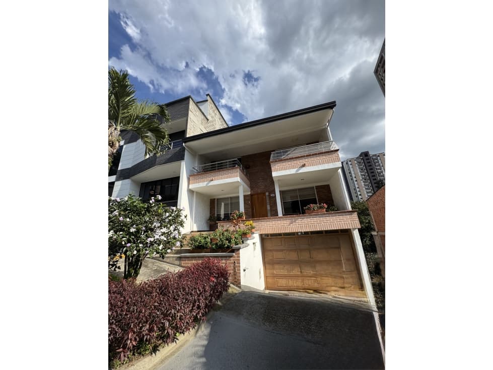 Una casa con grandes espacios en un rincón natural de SABANETA. - 1