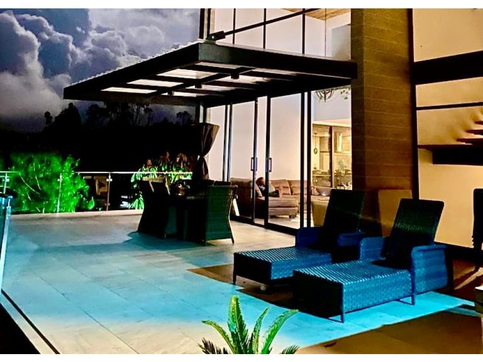 VENTA DE ESPECTACULAR CASA AMOBLADA EN GUATAPE CON SALIDA AL EMBALSE - 1