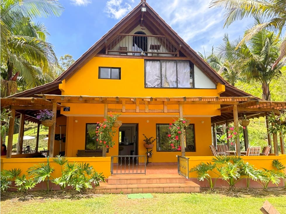 Venta de Complejo Turístico con 3 Lotes - El Peñol, Vereda Marial - 1