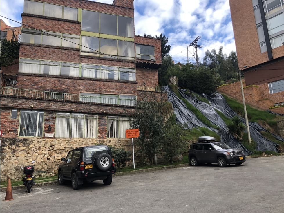 Edificio y lote en venta en El Castillo, Bogotá - 1