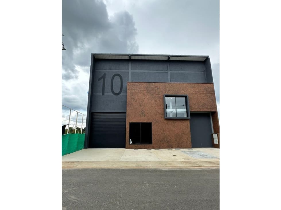 Se alquila hermosa bodega en Zona E - 1