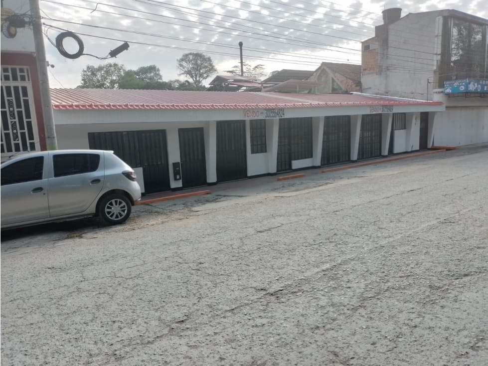 VENDO CASA COMERCIAL CON 2 LOCALES, BODEGA Y LOTE: 21.8 X 90 M - 1