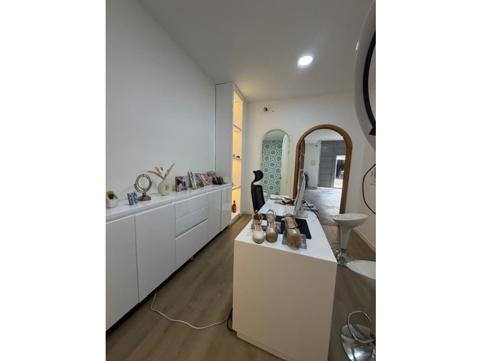 SE VENDE HERMOSA BODEGA BARRIO GIRARDOT - 1