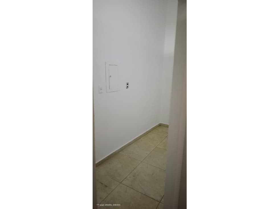 SE ARRIENDA HERMOSO LOCAL EN EL EDIFICIO TULIPANES. - 1