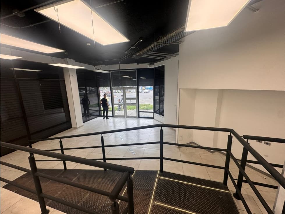 SE ARRIENDA HERMOSO Y AMPLIO LOCAL EN BULEVAR BOLIVAR - 1