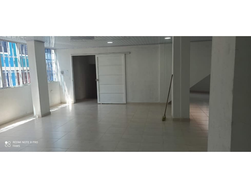 SE ARRIENDA EXCELENTE LOCAL EN LA CUMBRE - 1