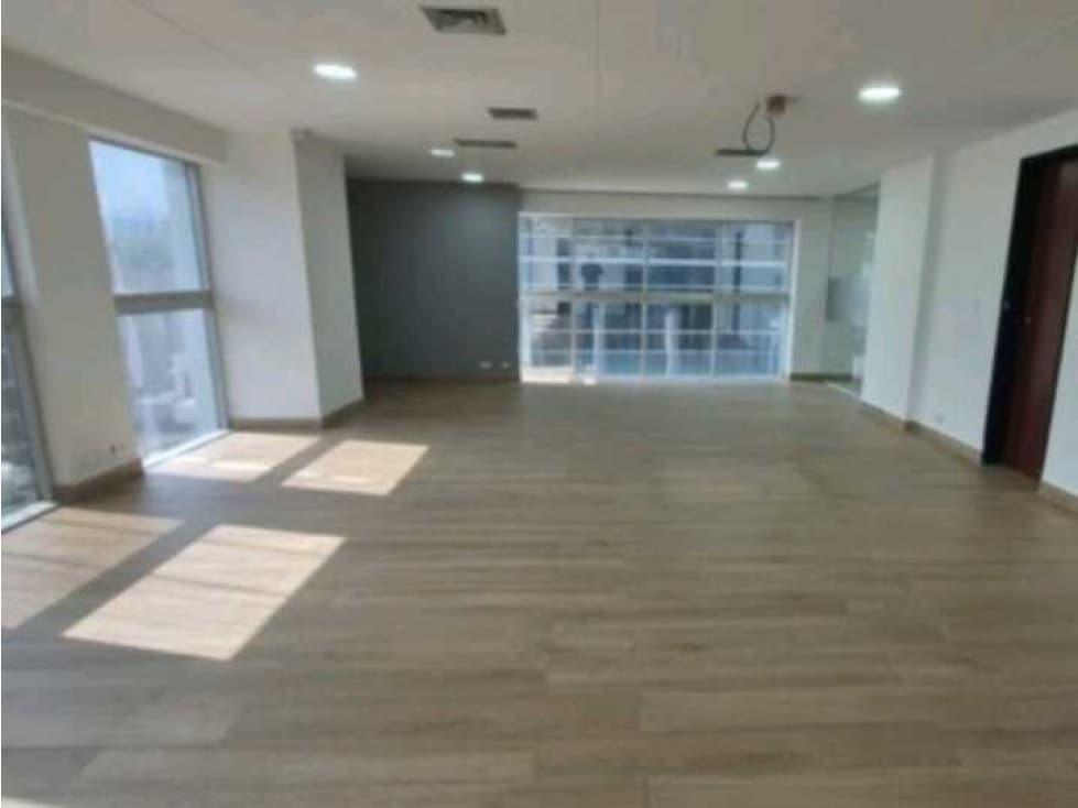 Alquiler Oficina Poblado Campestre. 9804233 DL - 1