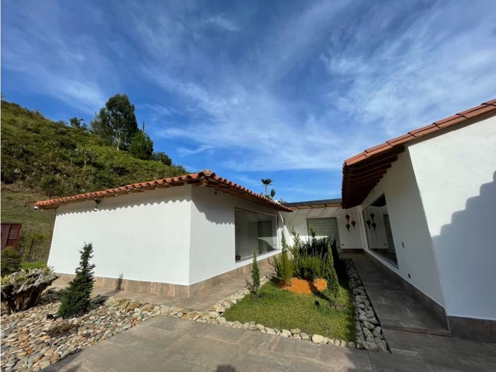 Amplia casa con cabaña en la Ceja - 1